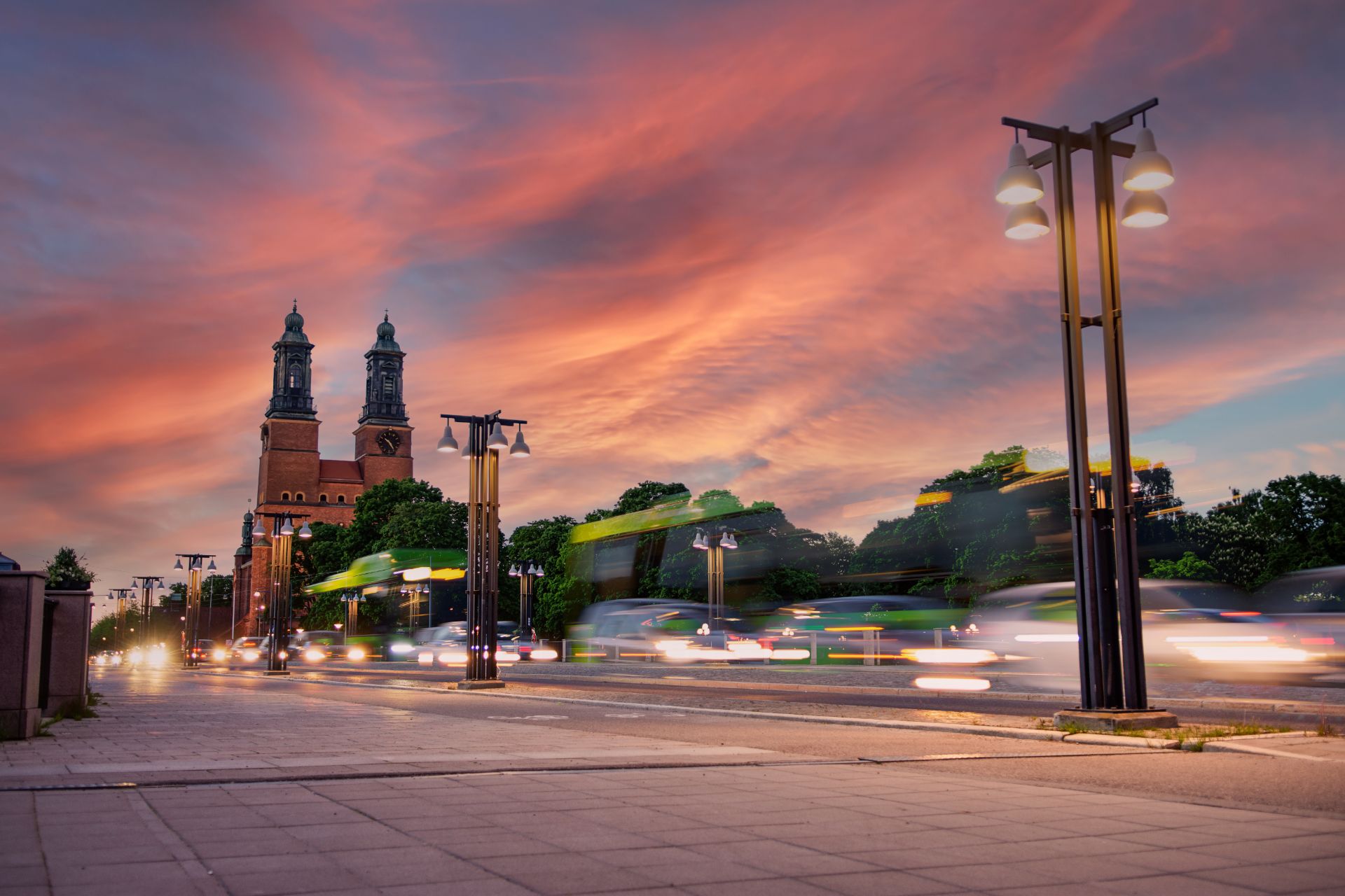 Bro i Eskilstuna med kyrkan i bakgrunden